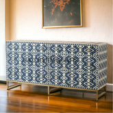 Commode 6 tiroirs avec incrustations d'os et motif ikat bleu indigo